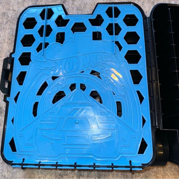 Hot Wheels 110 car carrying case with retractable handle and wheels - Picture 5 of 11